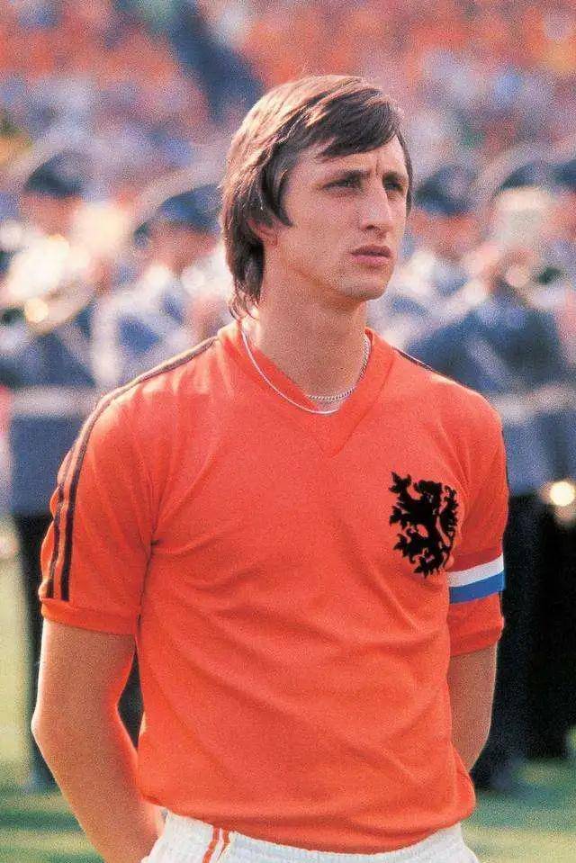 包含阿贾克斯迎社区盾关键赛；今晨手感冰凉；话题不断；年轻球员得到机会的词条