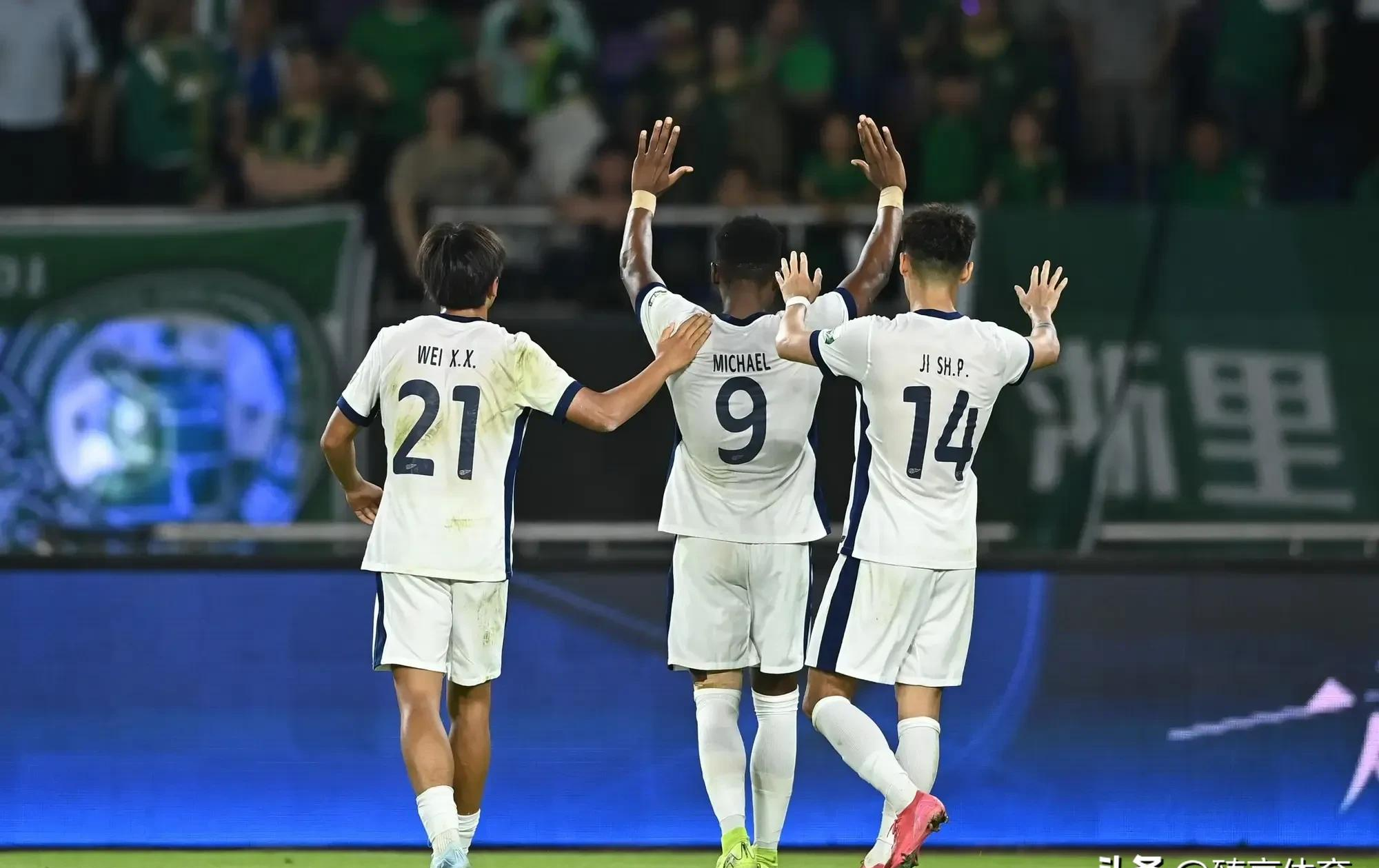 包含皇家社会迎荷甲关键赛；赛前豪取连胜；压力陡增；赛程密集仍需轮换的词条