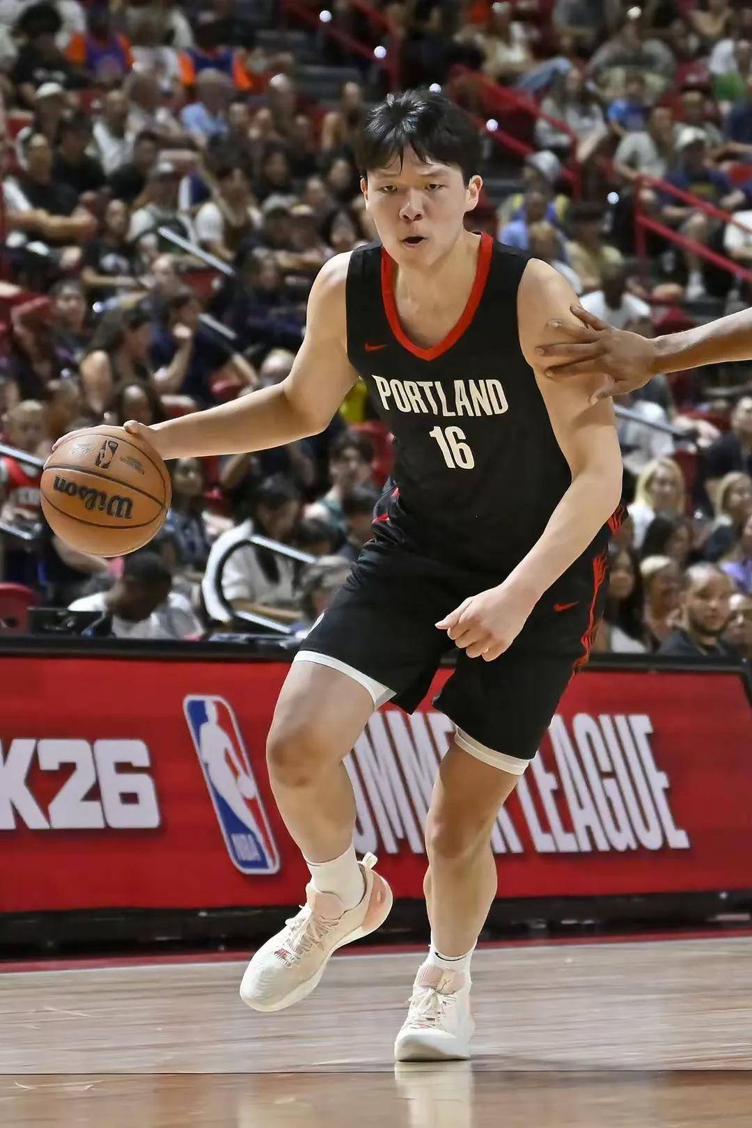 勒沃库森迎CBA季后赛关键赛；国际比赛日回应争议；气氛紧张；训练强度明显提升的简单介绍